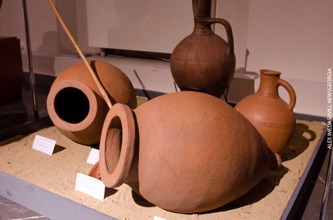 Амфора квеври. Вино квеври грузия. Квеври кувшин грузия. Вино квеври грузия. Грузинский кувшин квеври.